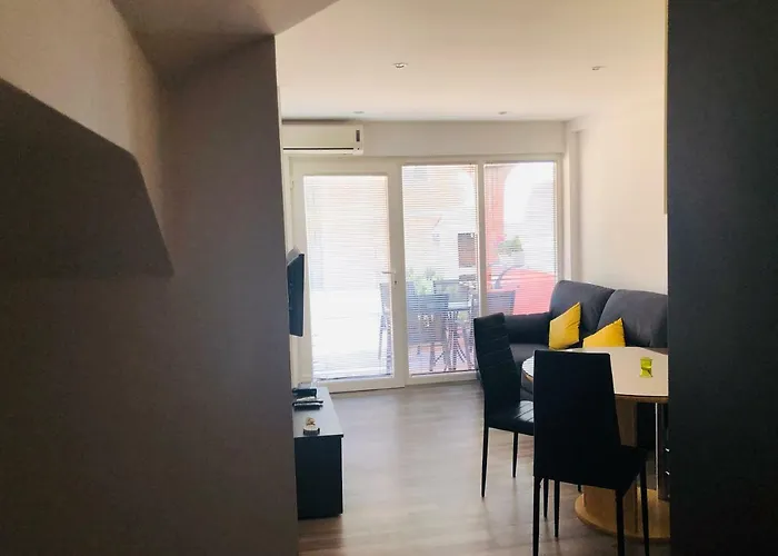 Nina Σίμπενικ